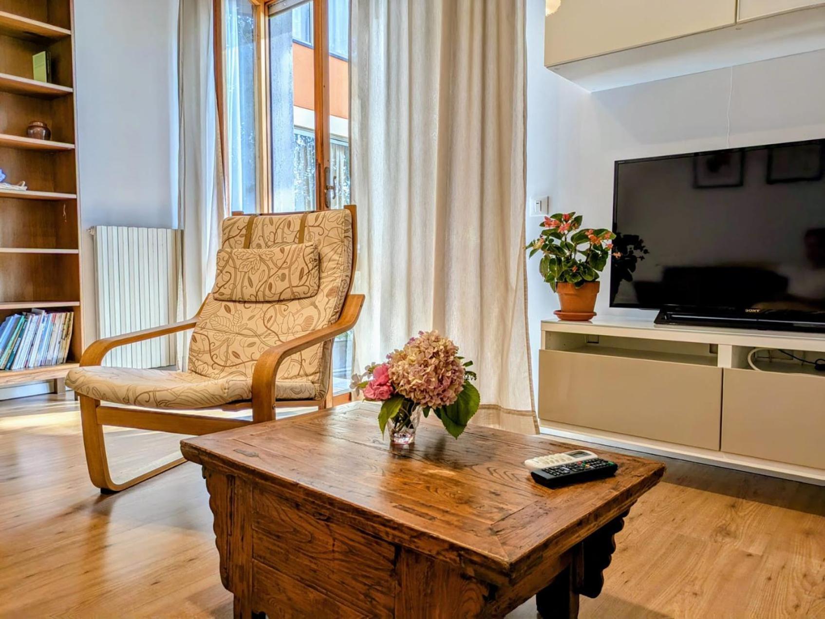 לוקה Appartamento Viale Puccini - Free Gated Parking - 3 Minutes From Center מראה חיצוני תמונה